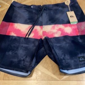 NWT!! Quiksilver Highlite Arch 19" Mens Boardshorts Size 40